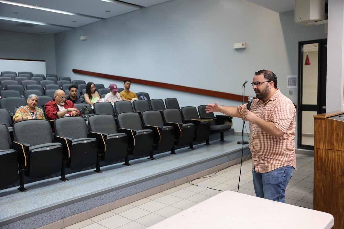UPRHComunica's tweet photo. El grupo de cuarto año del bachillerato en Ciencias Sociales con Investigación-Acción Social (INAS) llevó a cabo ayer el Coloquio de Geografía del Deporte: Pespectivas Desde México y Puerto Rico. El evento se llevó a cabo en el anfiteatro de Ciencias Administrativas y contó con la participación virtual de docentes del Colegio de Geografía de la Universidad Nacional Autónoma de México (UNAM). La Dra. María Verónica Ibarra, el Dr. Dante Guillermo Celis y el Dr. Jonathan Montero de la UNAM, se unieron desde la virtualidad para realizar un diálogo sobre Deporte y Sociedad junto al Dr. Rafael Díaz Torres de la Universidad de Puerto Rico en Humacao. El evento se suma a otras colaboraciones que el Departamento de Ciencias Sociales de la UPRH realiza junto al Colegio de Geografía de la UNAM desde abril de este año.

#SiempreBúhos