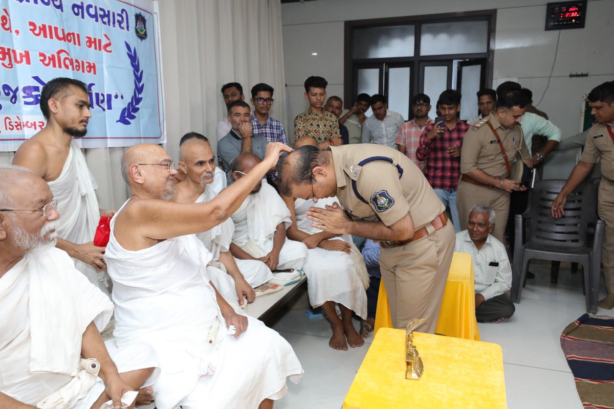 बिलीमोरा नवसारी मंदिर से चोरी हुई दो मूर्तियों का मामला सुलझ गया है!

चोर हसन ने 20 नवंबर को बिलीमोरा मंदिर से दो मूर्तियां चोरी की थीं। अहमदाबाद क्राइम ब्रांच और नवसारी एलसीबी ने बंगाल से चोर को गिरफ्तार कर लिया।

मात्र 16 दिनों में चोरी का मामला सुलझ गया और अदालती कार्यवाही
