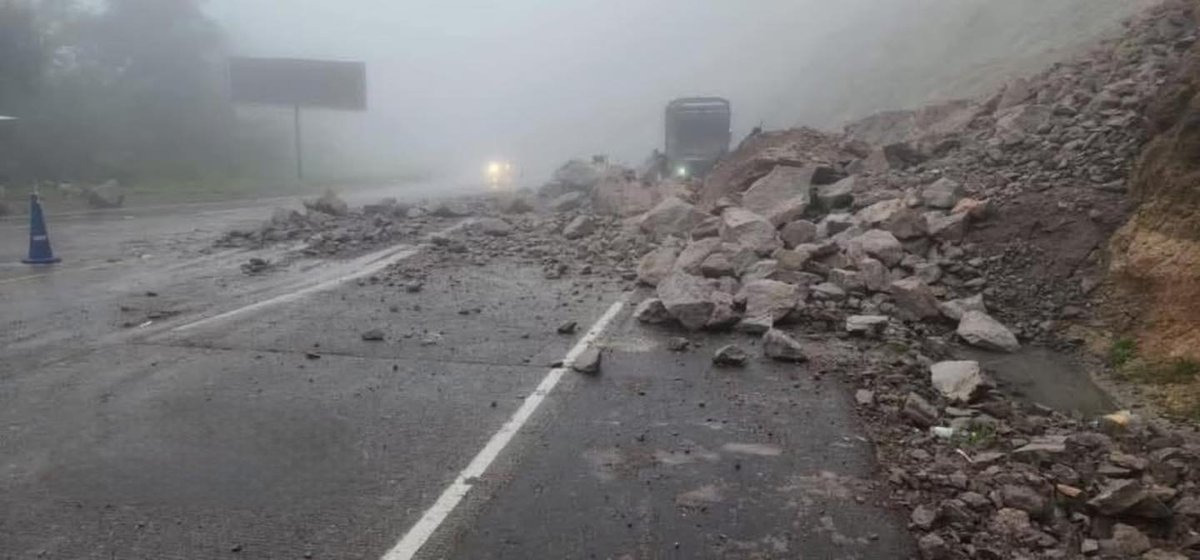 🔴#RadioHRN | Se registra derrumbe en Taulabé, Comayagua, se recomienda tomar precaución ya que se encuentran cerrados los dos carriles de Siguatepeque a San Pedro Sula.  
radiohrn.hn