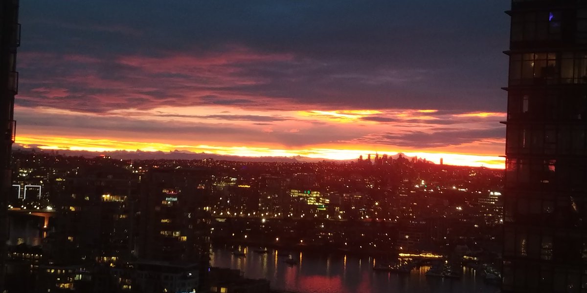 Rokivan1's tweet photo. Happy Friday from #Vancouver! #nofiltersunrise 🌅 @TarzanDan @CTVVancouver https://t.co/uyhKkqC0be
