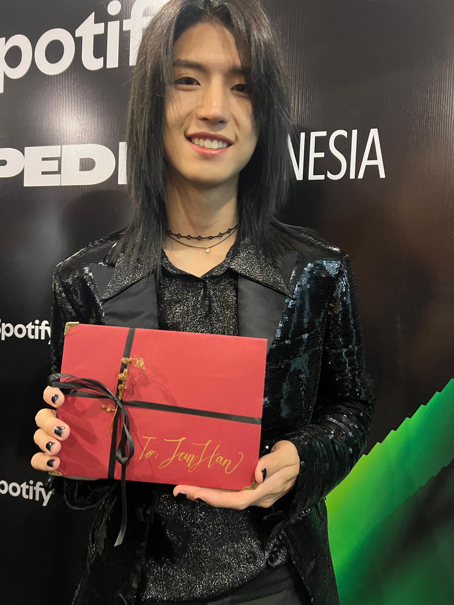 rumiichin's tweet image. Crying, throwing up, gulling-guling.
Junhan, jangam dibuang ya 😭🫵🏼