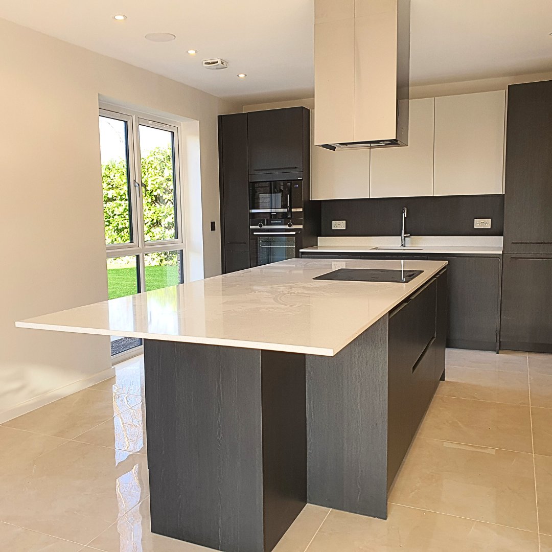 AltinHomes's tweet photo. December is the perfect time to enjoy making wintery treats, and having a stylish, modern kitchen can make those moments even more delightful🧁

What kitchen design trends are you loving? Let us know below! 👇

#KitchenDecor #InteriorDesign #LuxuryHome https://t.co/6KmrLiWsZ9