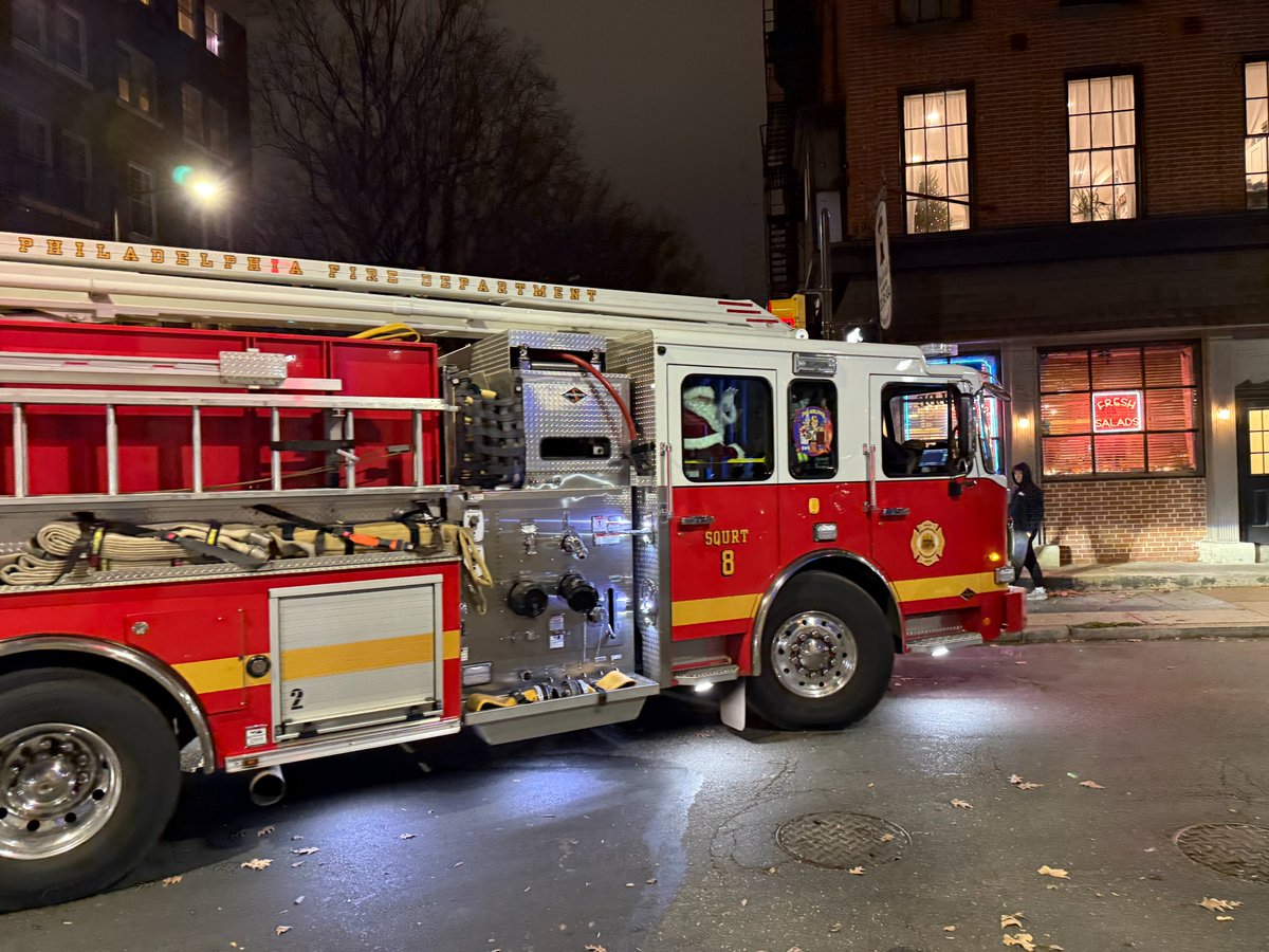 PhillyFireDept's tweet photo. These pics are from the annual Old City Tree Lighting celebration at the @BetsyRossHouse earlier this week, where Santa and Engine 8 brought some holiday cheer. #phillyfire #santa https://t.co/rJAzC4BrFv