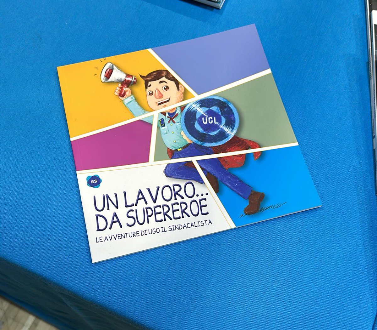 fpcapone's tweet photo. 👩🏻‍🏫«Avete capito quindi chi è il sindacalista?».
👦🏻«Io si, è un avvocato dei lavoratori!! ».
500 copie di “Un lavoro da supereroe. Le avventure di Ugo il sindacalista” distribuite alle scolaresche. 
Già questo vale essere a “@piulibri24” per @EdizioniR!

🇮🇹 #Italia #UGL @UGLConf https://t.co/d2bXlESaF0