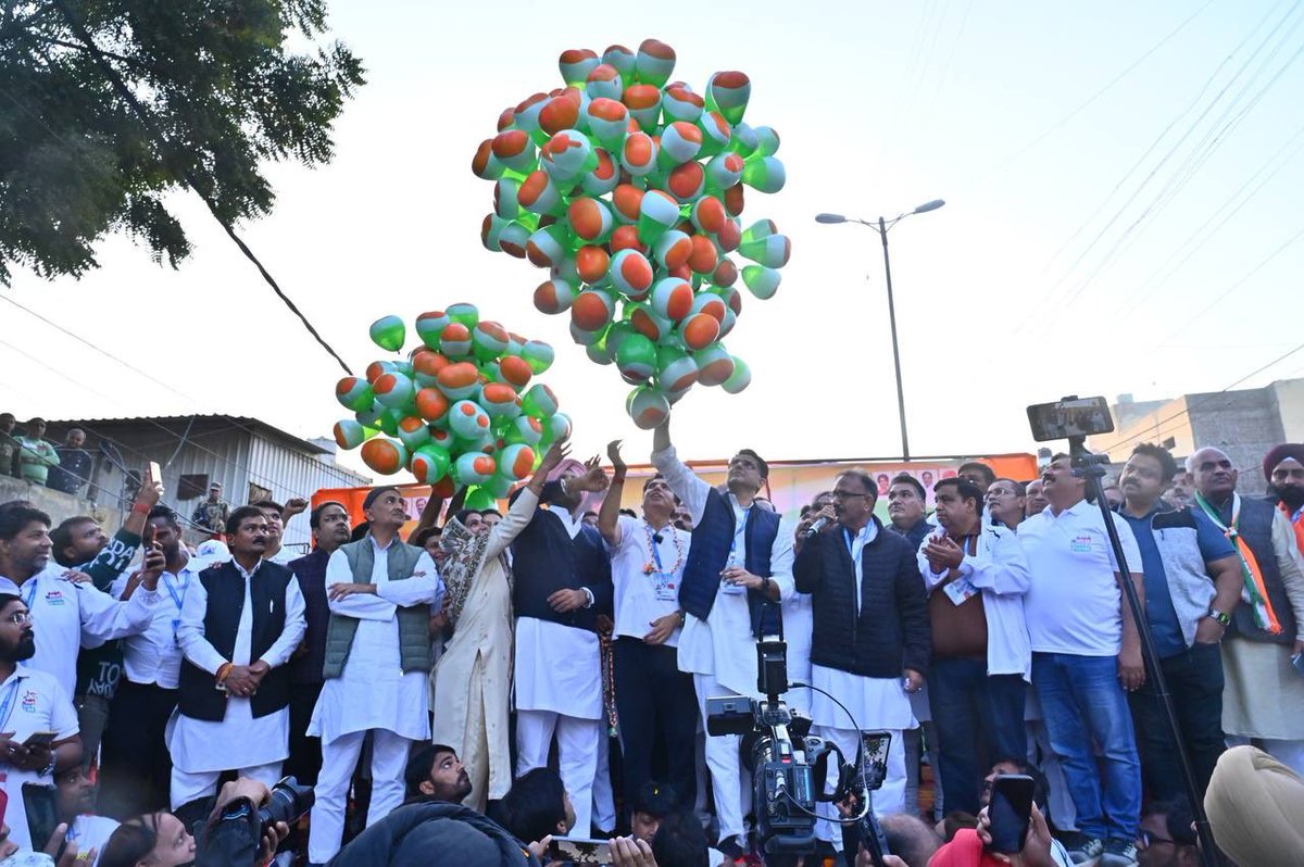SachinPilot's tweet photo. #दिल्ली_न्याय_यात्रा को मिल रहा
जनसमर्थन और आशीर्वाद अपार...

कांग्रेस की जनकल्याणकारी योजनाओं पर विश्वास जताएंगे✋️

दिल्ली कांग्रेस अध्यक्ष @devendrayadvinc जी के नेतृत्व में आयोजित #दिल्ली_न्याय_यात्रा में सम्मिलित हुआ। दिल्ली कांग्रेस प्रभारी @qazinizamuddin जी और सांसद @RajaBrar_INC जी भी साथ रहे। 

@kcvenugopalmp @INCDelhi