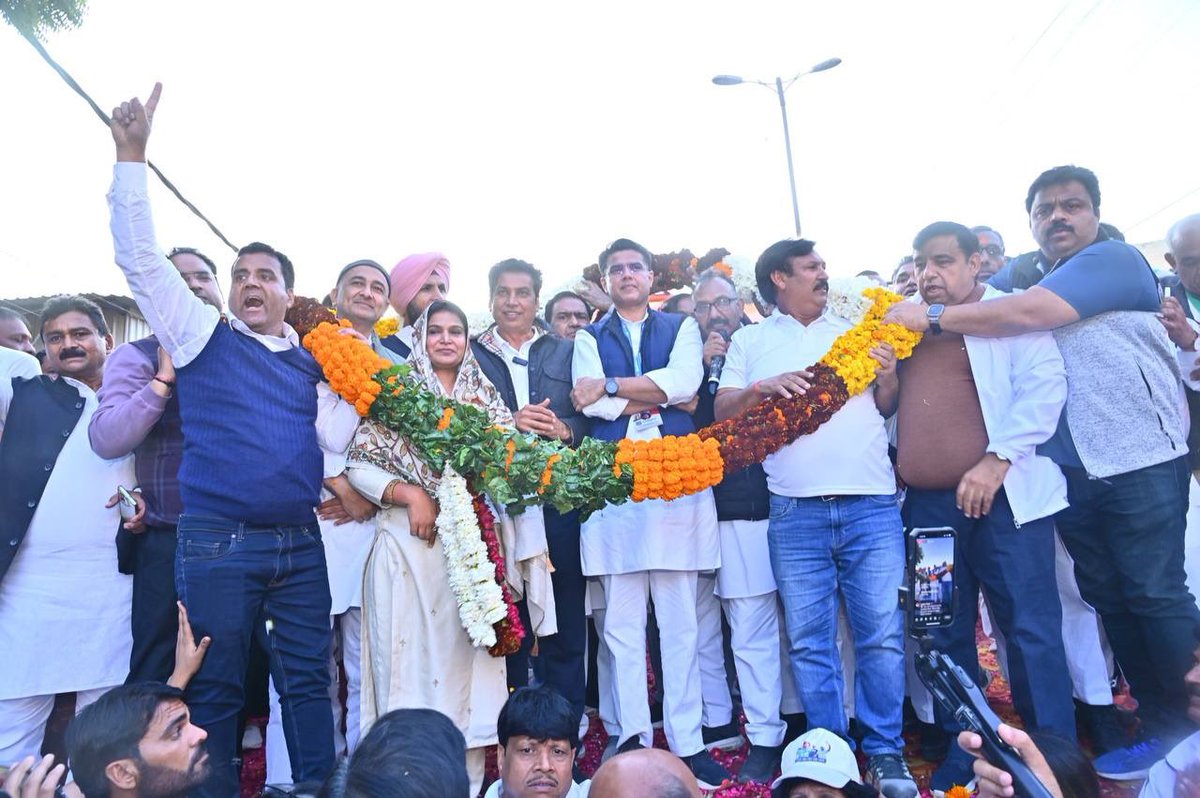 SachinPilot's tweet photo. #दिल्ली_न्याय_यात्रा को मिल रहा
जनसमर्थन और आशीर्वाद अपार...

कांग्रेस की जनकल्याणकारी योजनाओं पर विश्वास जताएंगे✋️

दिल्ली कांग्रेस अध्यक्ष @devendrayadvinc जी के नेतृत्व में आयोजित #दिल्ली_न्याय_यात्रा में सम्मिलित हुआ। दिल्ली कांग्रेस प्रभारी @qazinizamuddin जी और सांसद @RajaBrar_INC जी भी साथ रहे। 

@kcvenugopalmp @INCDelhi