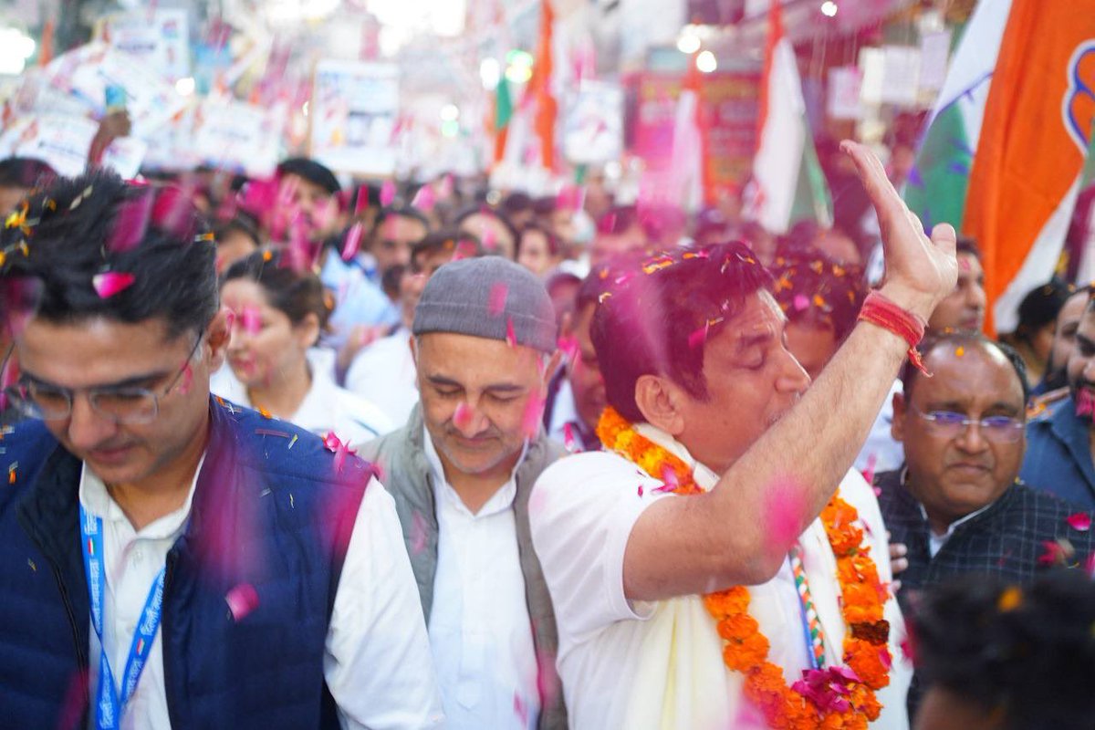 SachinPilot's tweet photo. #दिल्ली_न्याय_यात्रा को मिल रहा
जनसमर्थन और आशीर्वाद अपार...

कांग्रेस की जनकल्याणकारी योजनाओं पर विश्वास जताएंगे✋️

दिल्ली कांग्रेस अध्यक्ष @devendrayadvinc जी के नेतृत्व में आयोजित #दिल्ली_न्याय_यात्रा में सम्मिलित हुआ। दिल्ली कांग्रेस प्रभारी @qazinizamuddin जी और सांसद @RajaBrar_INC जी भी साथ रहे। 

@kcvenugopalmp @INCDelhi