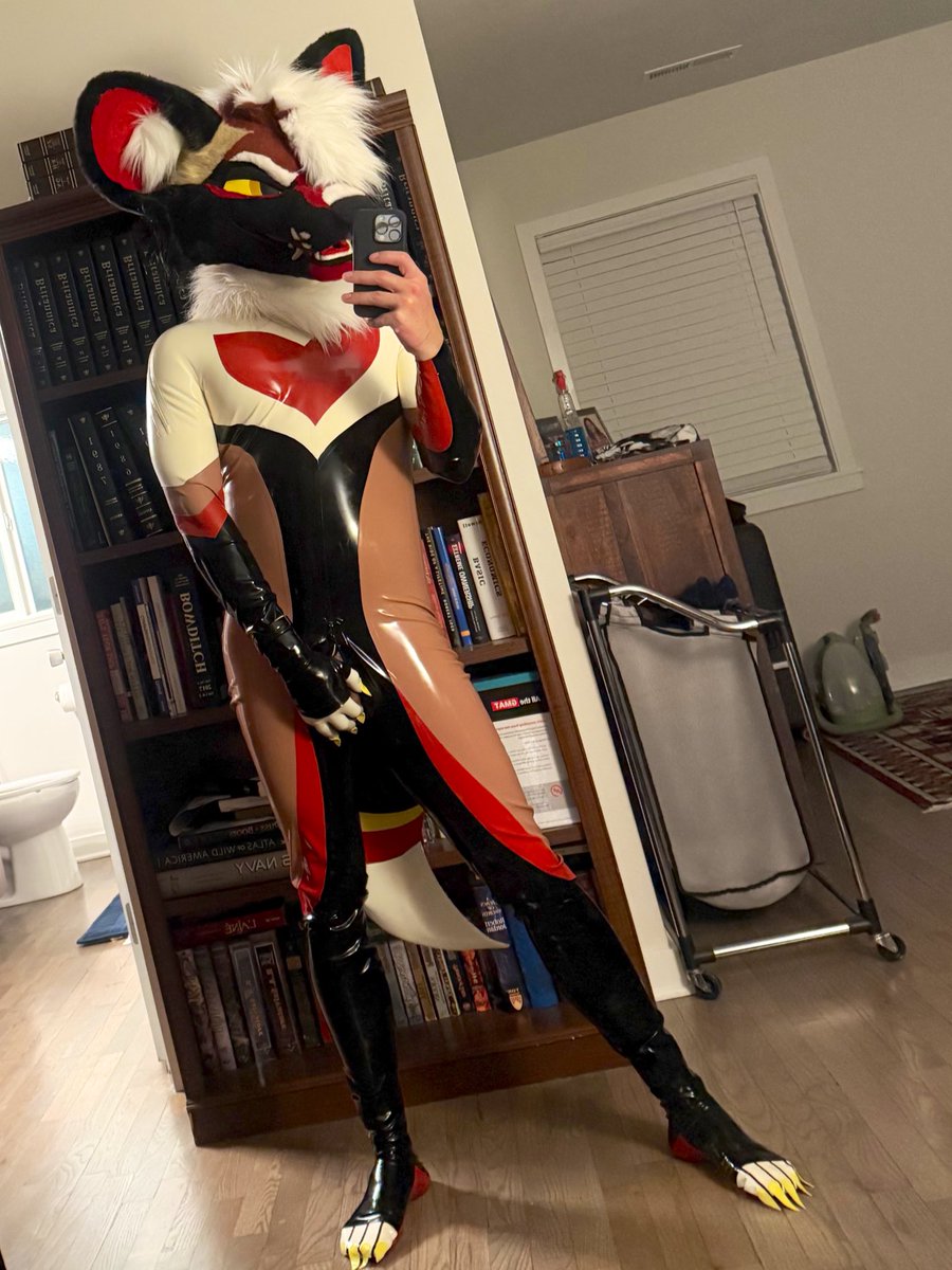 When ya just gotta be a shiny critter on a Thursday, but you post it on #FursuitsFriday