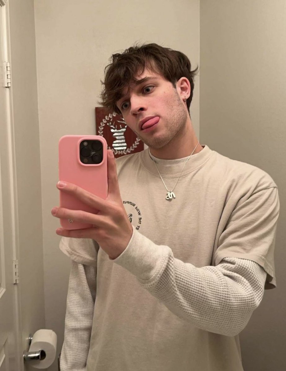 clairomatt's tweet image. happy #sturniolofriday !! pic from last week since im still sick but im so excited for the video 🪐🦩 (i love u)