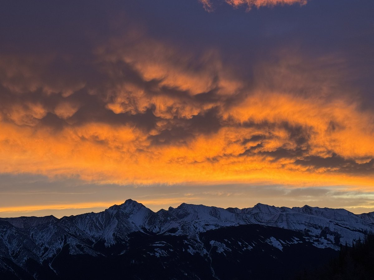 Washed_Up's tweet photo. +2c up top #Chinook #sunrise in full effect as seen from @SkiNakiska #GoldExpress #ShareYourWeather #abstorm #December2024 looks like some mamattus #clouds https://t.co/VkzrYNWpGq
