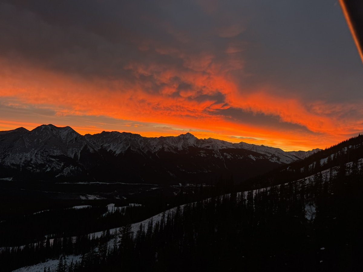 Washed_Up's tweet photo. +2c up top #Chinook #sunrise in full effect as seen from @SkiNakiska #GoldExpress #ShareYourWeather #abstorm #December2024 looks like some mamattus #clouds https://t.co/VkzrYNWpGq