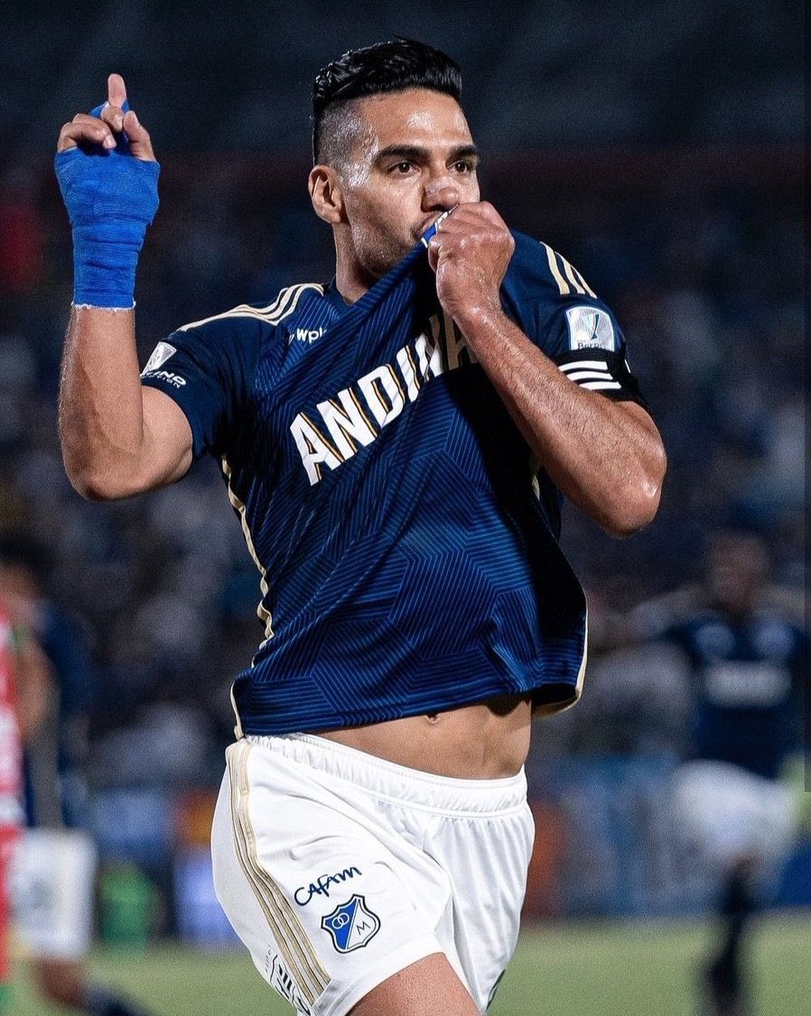 Juezcentral's tweet photo. Ayer, Radamel Falcao le anotó gol a Independiente Santa Fe, en el Clásico de Bogotá. 

No olvidar que Radamel:
-Le hizo gol a Boca con River (Superclásico)
-Le hizo gol al Benfica con el Porto (Derby de Lisboa)
-Le hizo gol a Real Madrid con el Atleti (Derby de Madrid) 
-Le hizo gol al Fenerbahce con el Galatasaray (Derby de Estambul)
-Ahora, gol en el clásico de Bogotá. 

Qué grande es y será siempre el Tigre.