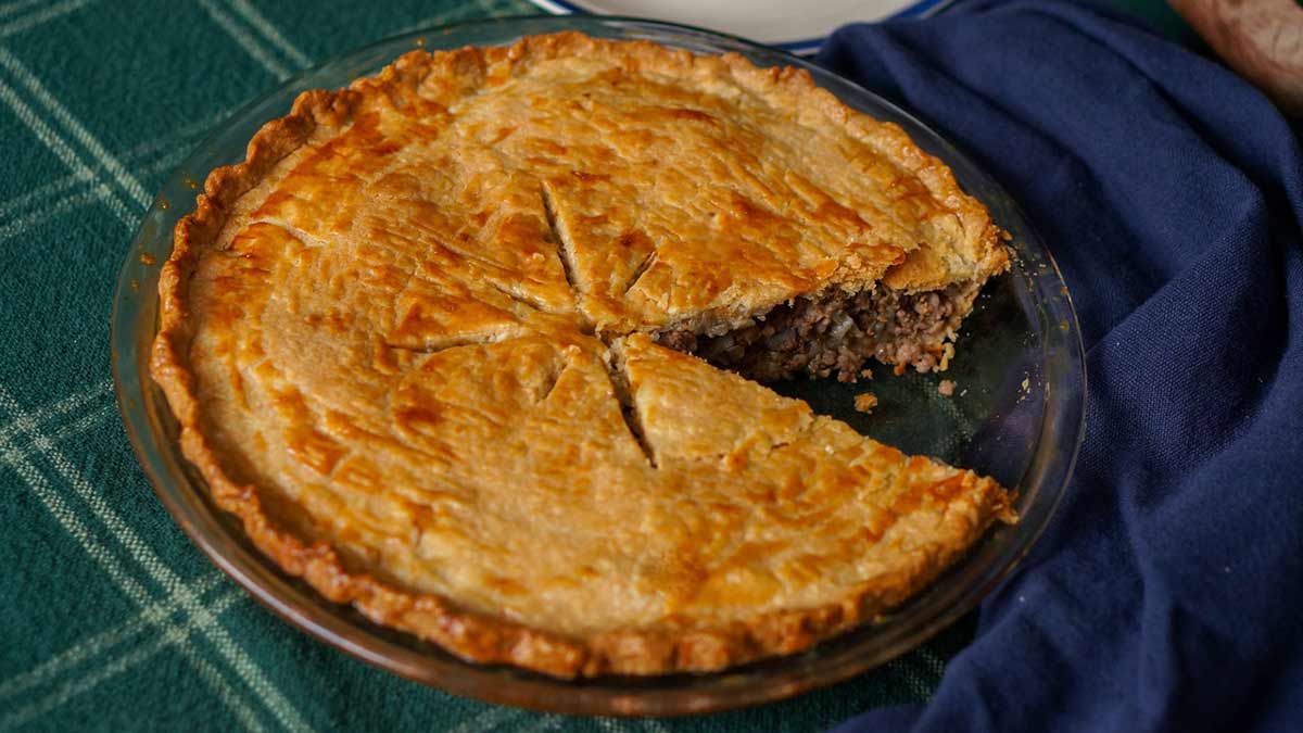 When it comes to the Christmas season in French Canada, one dish that is always loved is Tourtière.
It is a delicious dish, and its history dates back to the earliest days of New France.
Let's learn more about the history of Tourtière :)

🧵1/8
