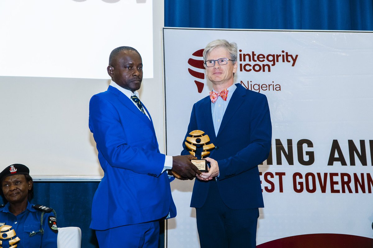 accountlabng's tweet photo. They shared that the award has reinforced the importance of #responsibleleadership in building public trust in governance.
#IntegrityIcon #bethechange #IntegrityIconNG https://t.co/iqcyJseQsH