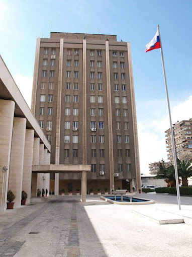 DeccanChronicle's tweet photo. #Syria | Russian Embassy urges its citizens to flee escalating rebel offensive led by HTS, as Aleppo and Hama fall. UN warns of mass displacement.
#RussiaInSyria #HTSOffensive #SyrianCrisis https://t.co/nFlowHkPby
