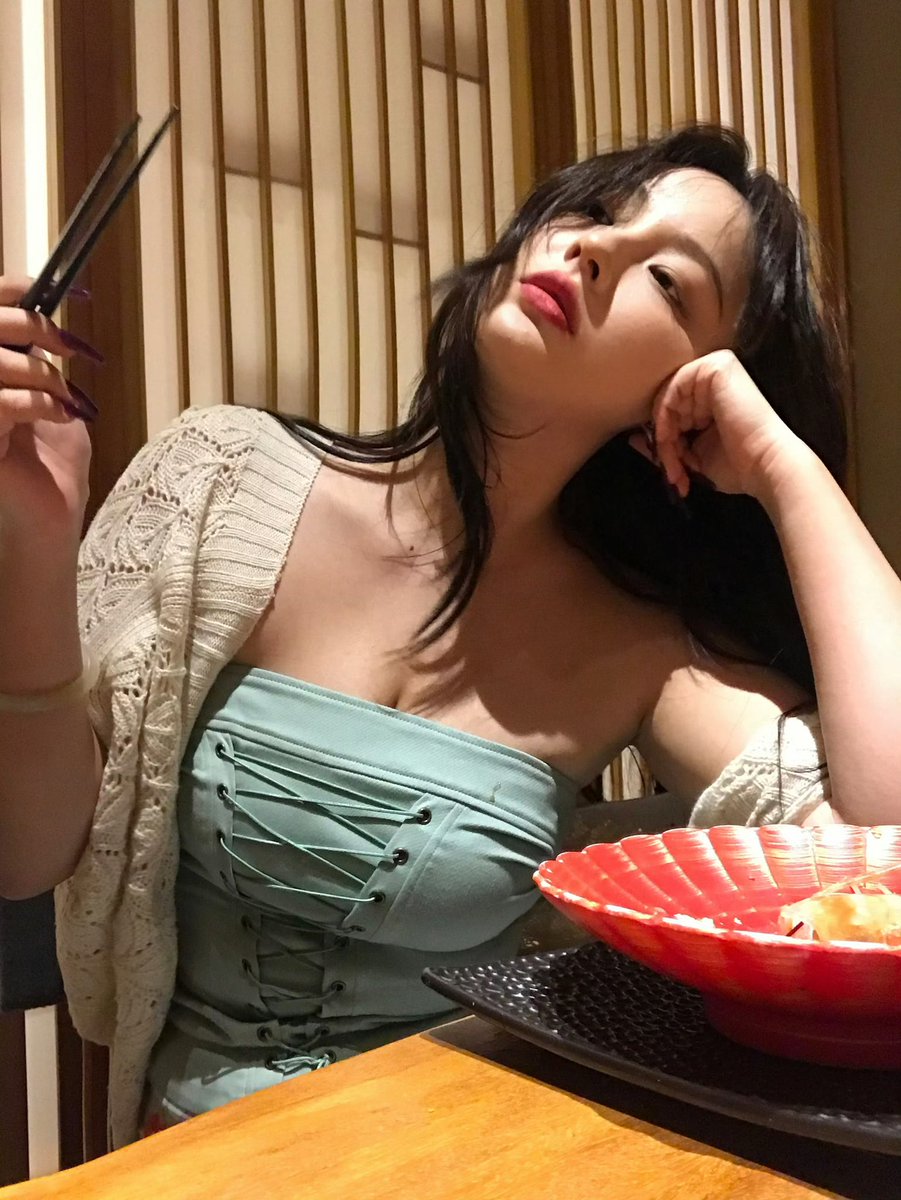 jj071071's tweet photo. 是筷子能把你夹死还是我能？ #大奶 #微胖 #小妈 https://t.co/DbefTqs7Uz