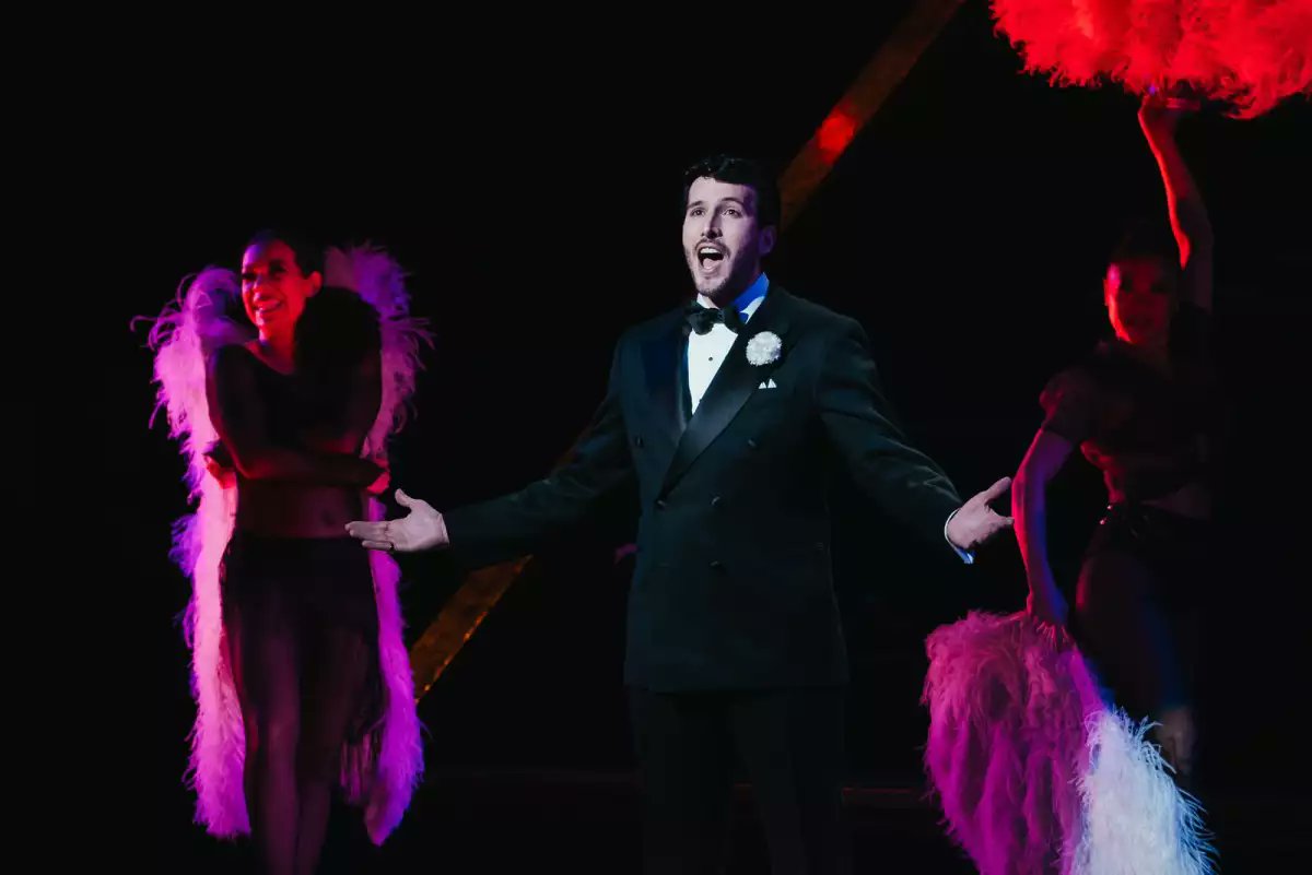 ExaVictoria's tweet photo. La clasica obra de teatro musical 'Chicago' a la colombiana con Sebastián Yatra llega a Broadway, el cantante recientemente hizo su debut en la emblemática obra, en donde comparte escenario con la talentosa y aclamada actriz Bianca Marroquín 🤩 https://t.co/isZZoOWrFx