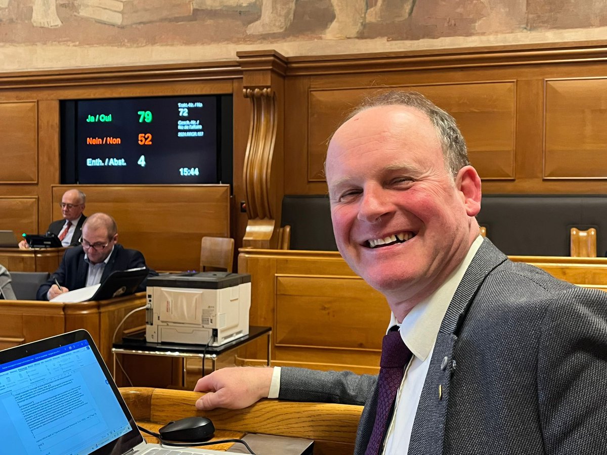 Die aktuelle Praxis, die Teuerung bei den Löhnen prozentual auszugleichen, vergrößert die #Lohnschere weiter und ist #sozial ungerecht. Dem Vorstoss von Tom Gerber, dass die #Teuerung in festen Beträgen statt prozentual zum #Lohn auszubezahlen ist, stimmt der Grosse Rat klar zu.