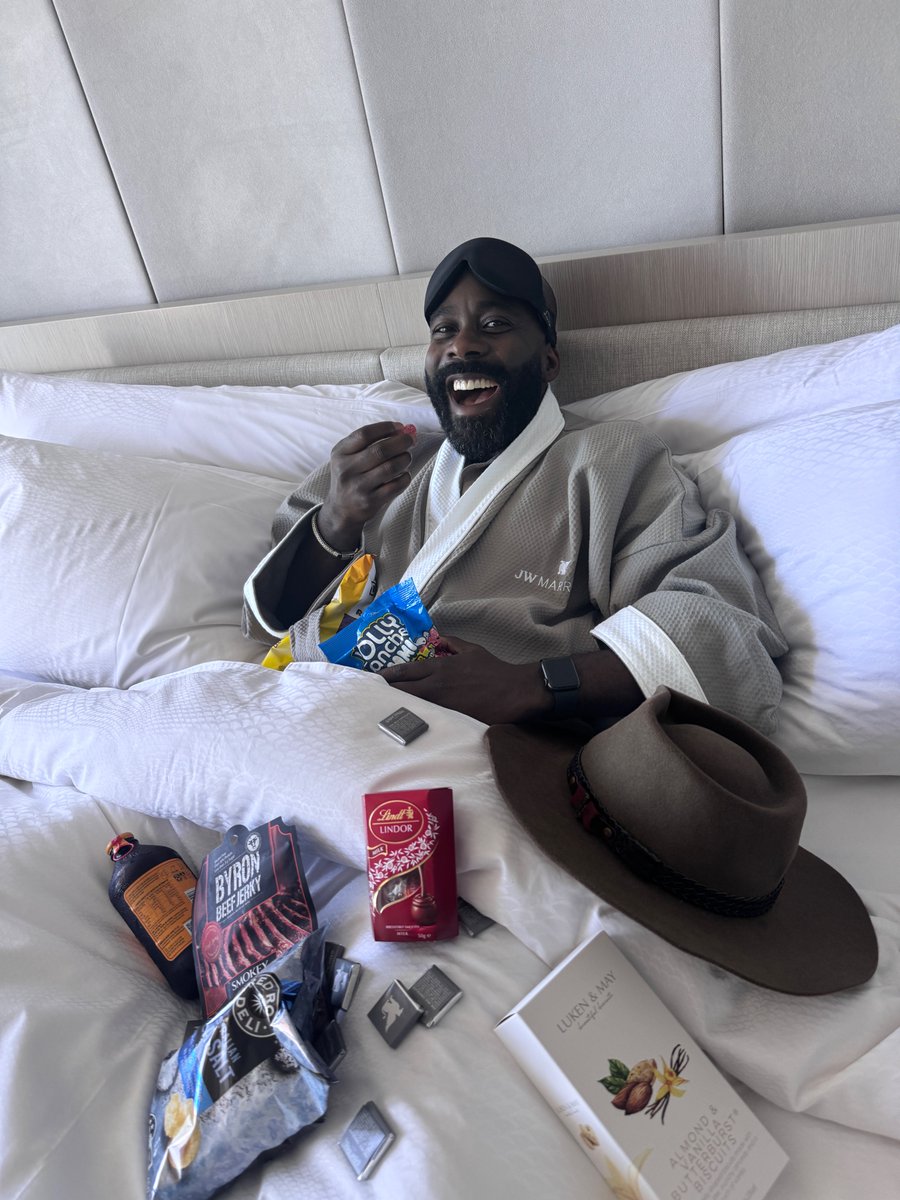 how much food do you want after leaving #ImACeleb?

melvin: yes