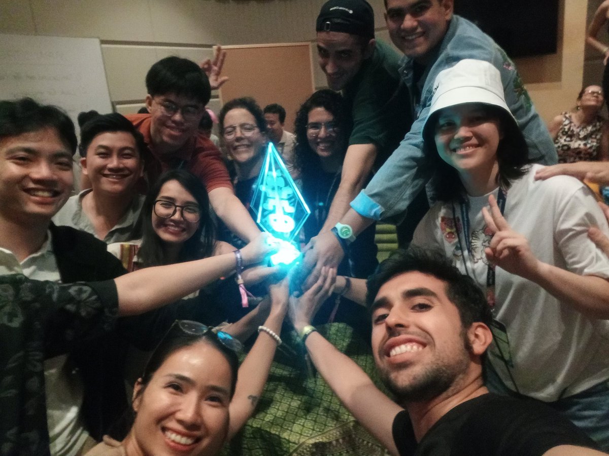 andres_eth_'s tweet image. #DevconSEA fue un evento para conectar con diversas culturas y aprender mucho de ese #GlobalMajority . Fue magnífico estar en diferentes frentes presenciando el legado que se dejó con la #ETHtorch y la calidad de personas y talento en el grupo de #voluntarios 💫