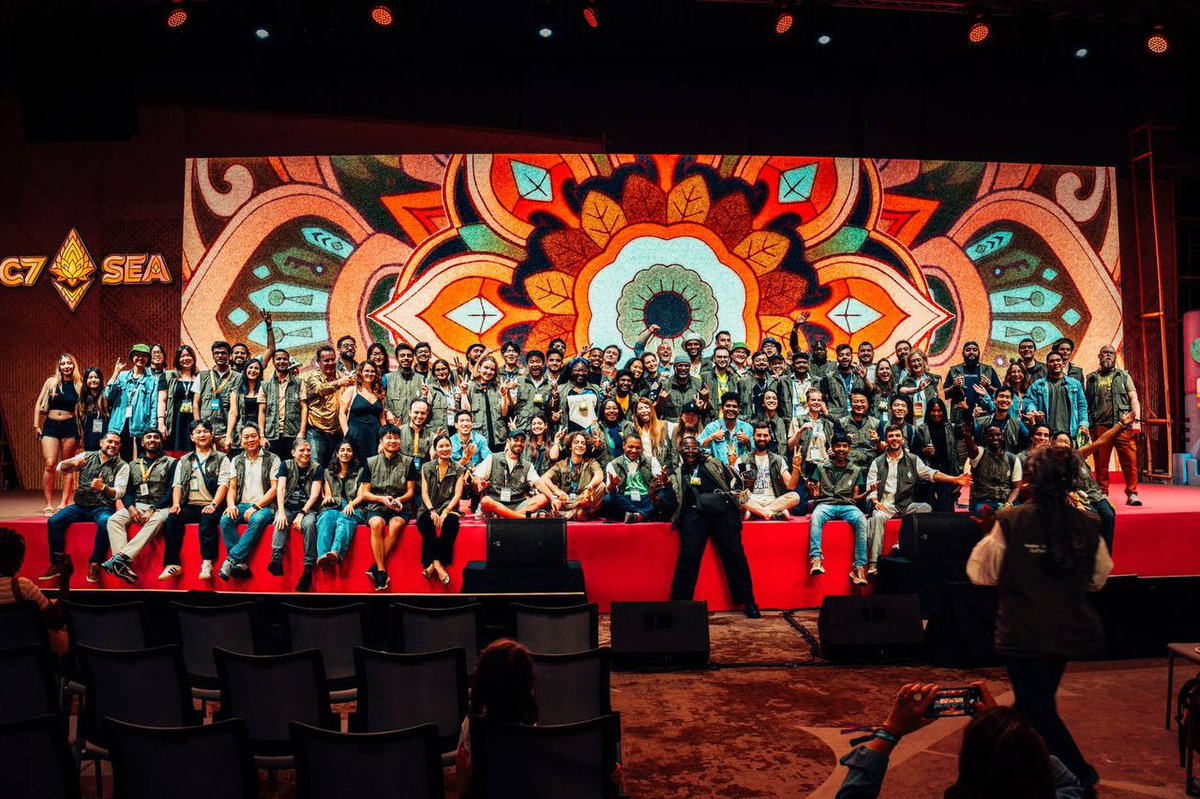 andres_eth_'s tweet image. #DevconSEA fue un evento para conectar con diversas culturas y aprender mucho de ese #GlobalMajority . Fue magnífico estar en diferentes frentes presenciando el legado que se dejó con la #ETHtorch y la calidad de personas y talento en el grupo de #voluntarios 💫