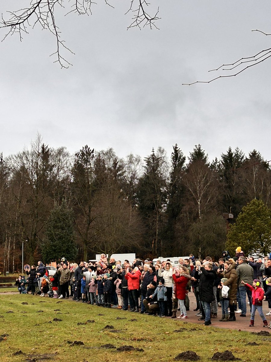 CdrDeuNavalAir's tweet image. Große Aufregung in Nordholz, denn der #Nikolaus kommt bei den #Marinefliegern, zur großen Freude der Kinder, Eltern und Großeltern, traditionell mit dem #Hubschrauber eingeflogen. 
Dank an die @EMilSeels @Kath_MilSeel und allen die jedes Jahr dieses besondere Fest realisieren. 🙏
