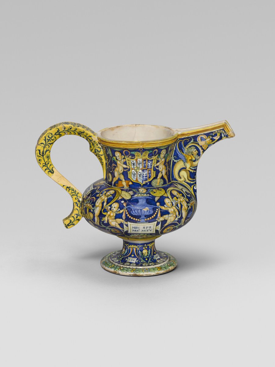 ColeccionMMoret's tweet photo. Este aguamanil del s. XVI es la última donación recibida por el @MuseeLouvre  y tiene una historia extraordinaria. Perteneció a una de las mujeres más cultas y refinadas del Renacimiento italiano, conocida como la "prima donna del mondo".
¿Quién fue esta mujer excepcional? HILO🧵 https://t.co/JJYZtUDqEF