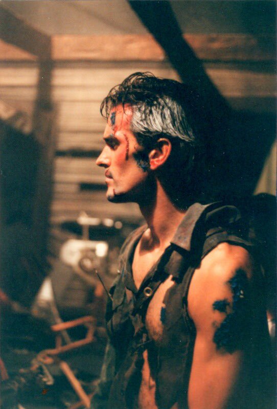 evildeadasss's tweet photo. ash williams save me. save me, ash williams https://t.co/b0CFR3OL6P
