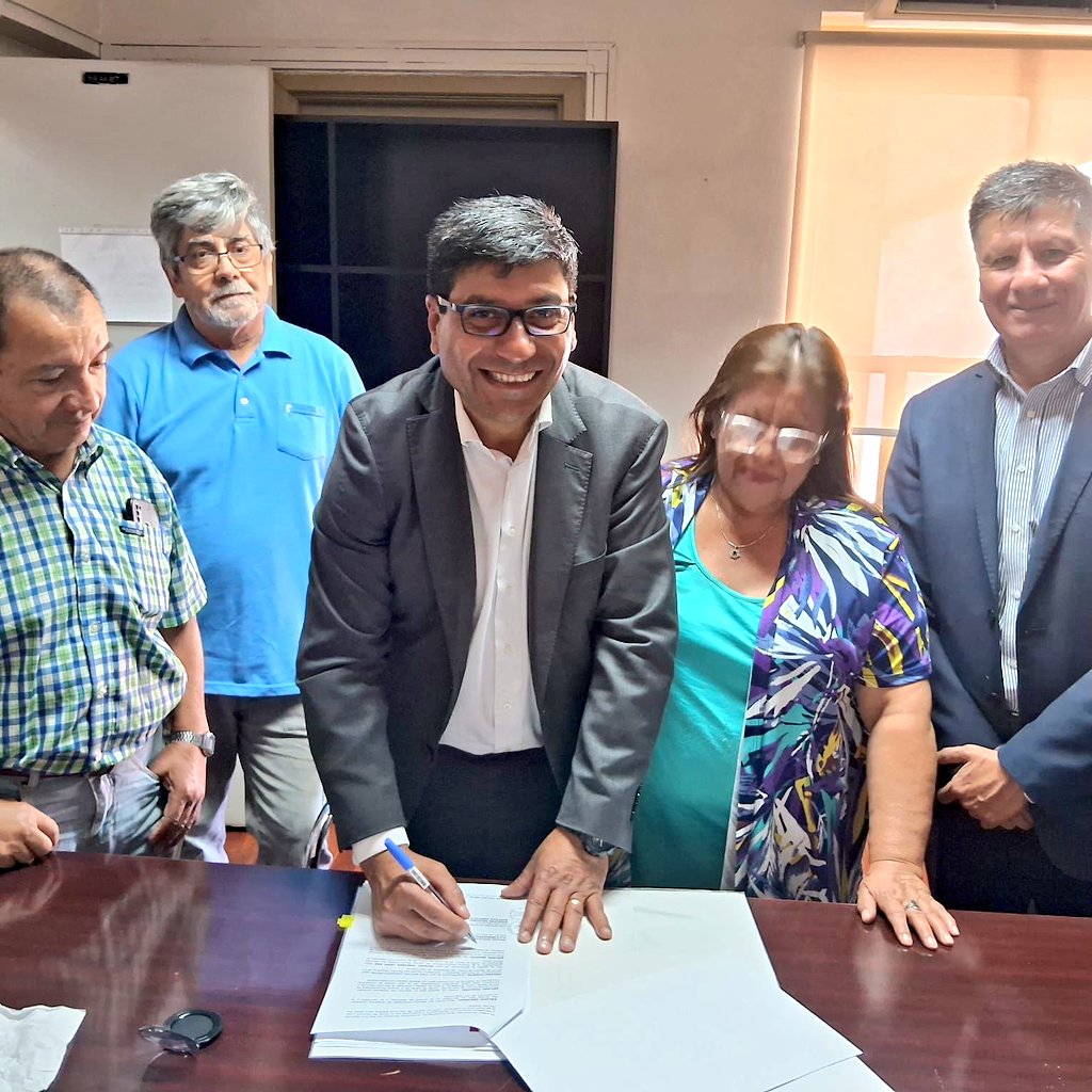olguinvargas's tweet photo. Junto a  Alcalde @ManuelLeonSaa y directivas de  Comités Habitacionales Nueva Juventud y Altos del Pino en  oficinas del @sagchile en Santiago para la firma de la documentación de los caminos de acceso, trámite que hará posible continuar con diseño de ambos proyectos 🏡🏠 https://t.co/JgH5uw1mA2