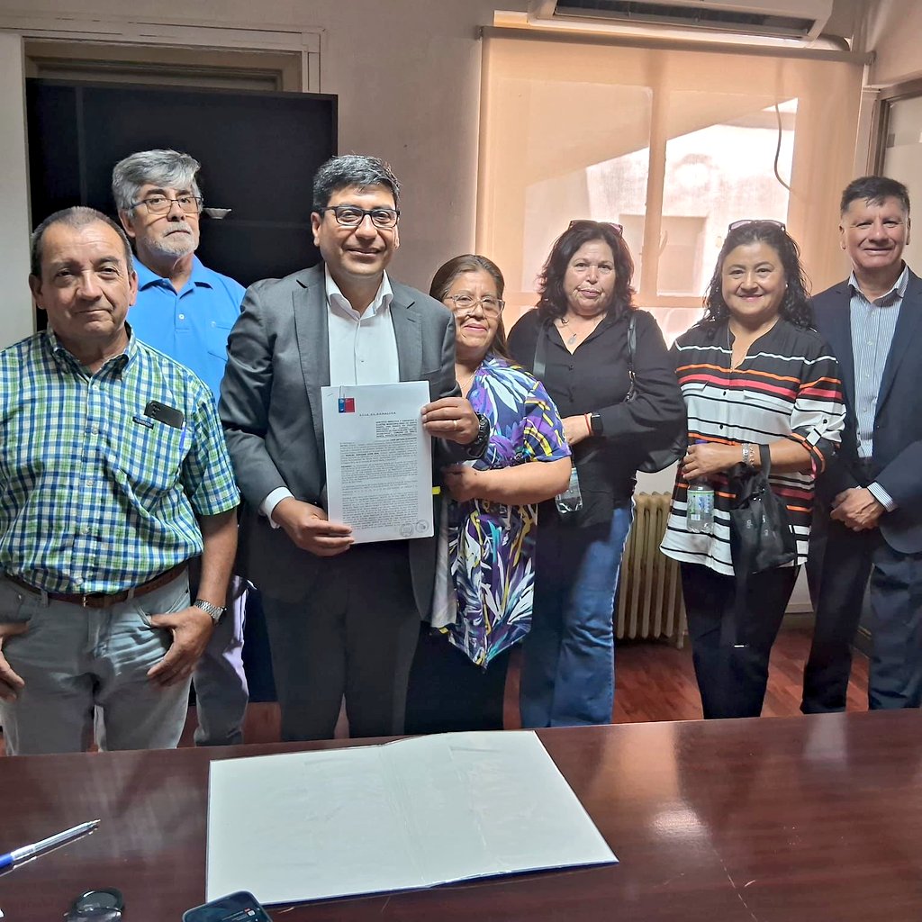 Junto a  Alcalde <a href="/ManuelLeonSaa/">Manuel Leon Saa</a> y directivas de  Comités Habitacionales Nueva Juventud y Altos del Pino en  oficinas del <a href="/sagchile/">SAG</a> en Santiago para la firma de la documentación de los caminos de acceso, trámite que hará posible continuar con diseño de ambos proyectos 🏡🏠