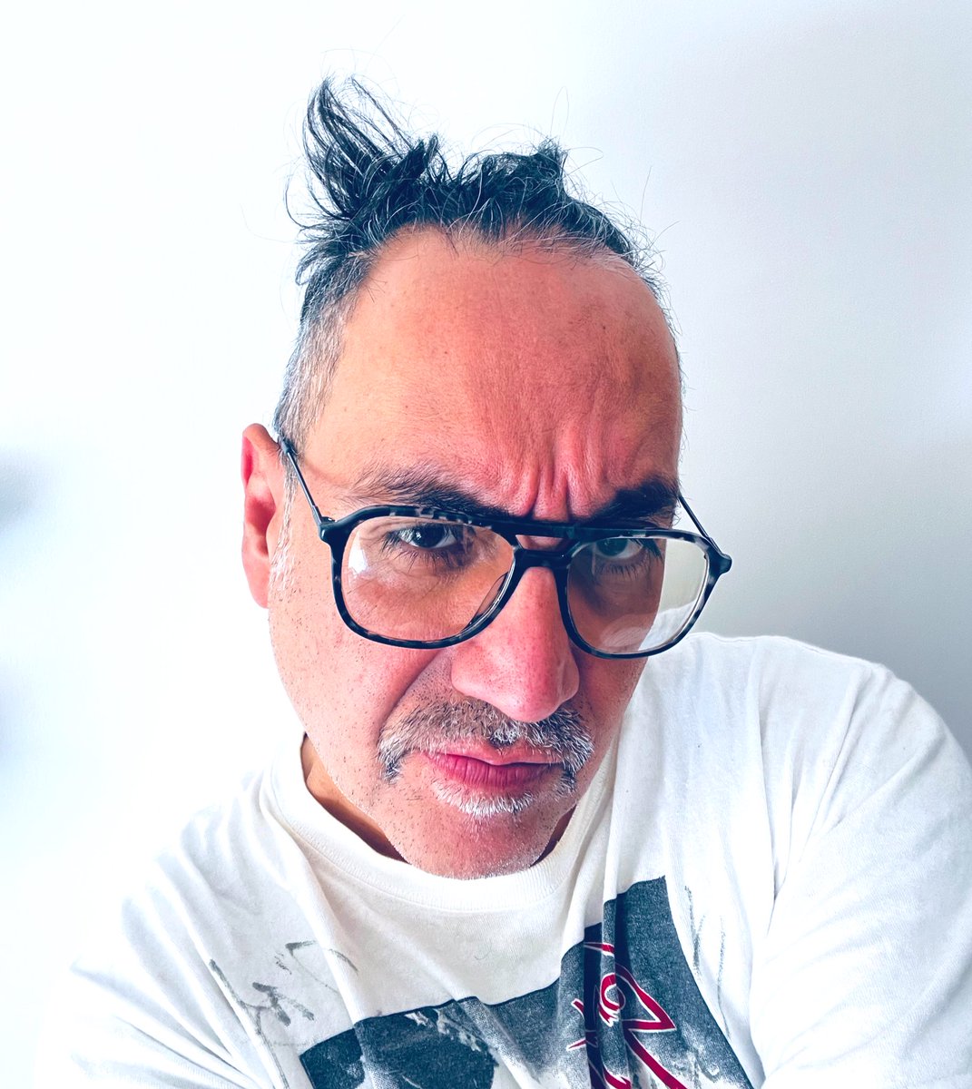 andres_villela's tweet photo. Modo #homeoffice #eclectico #surfeandoelapocalipsis 🌊🏄♂️
#elRuidolohacemostodos 🤘🏼
@ruidoblancofm https://t.co/Xcm1iEcvQd