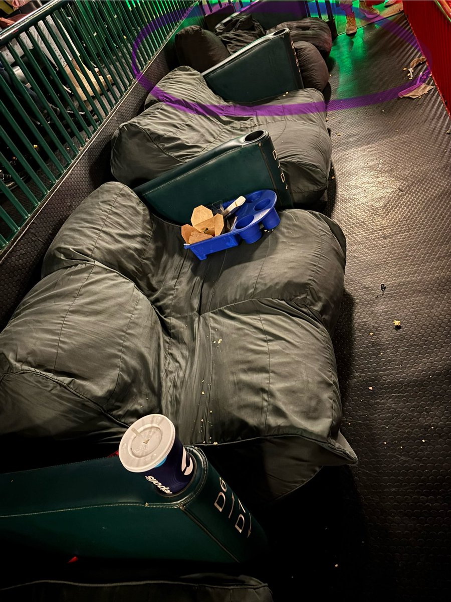 MarLandgrave's tweet photo. Muy triste la experiencia al llegar a la sala junior de  @Cinepolis en plaza satélite … la sala súper sucia, nuestro asientos (3 puffs dobles) con comida de la función anterior, y 1 de los puffs re armado solo para poder vender los asientos o no se… https://t.co/1TbhuFcCZZ