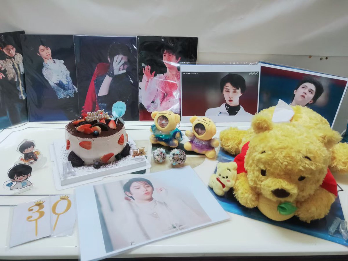 xioxiochn17's tweet photo. 3开头的年代啦,这将会是一个怎么样的十年呢？ 我想一定是也有很多惊喜的十年吧！
羽生选手,生日快乐🎉🎂🎁✨
希望你永远健健康康,一切顺利❤✨
Pro的新赛季加油,也祝Echoes of Life 冰演顺利圆满成功🎉
#羽生結弦誕生祭2024
#羽生結弦30歳誕生祭
#Happy30thBirthdayYuzu 
#羽生結弦
#HANYUYUZURU𓃵 https://t.co/RlLW9UMees