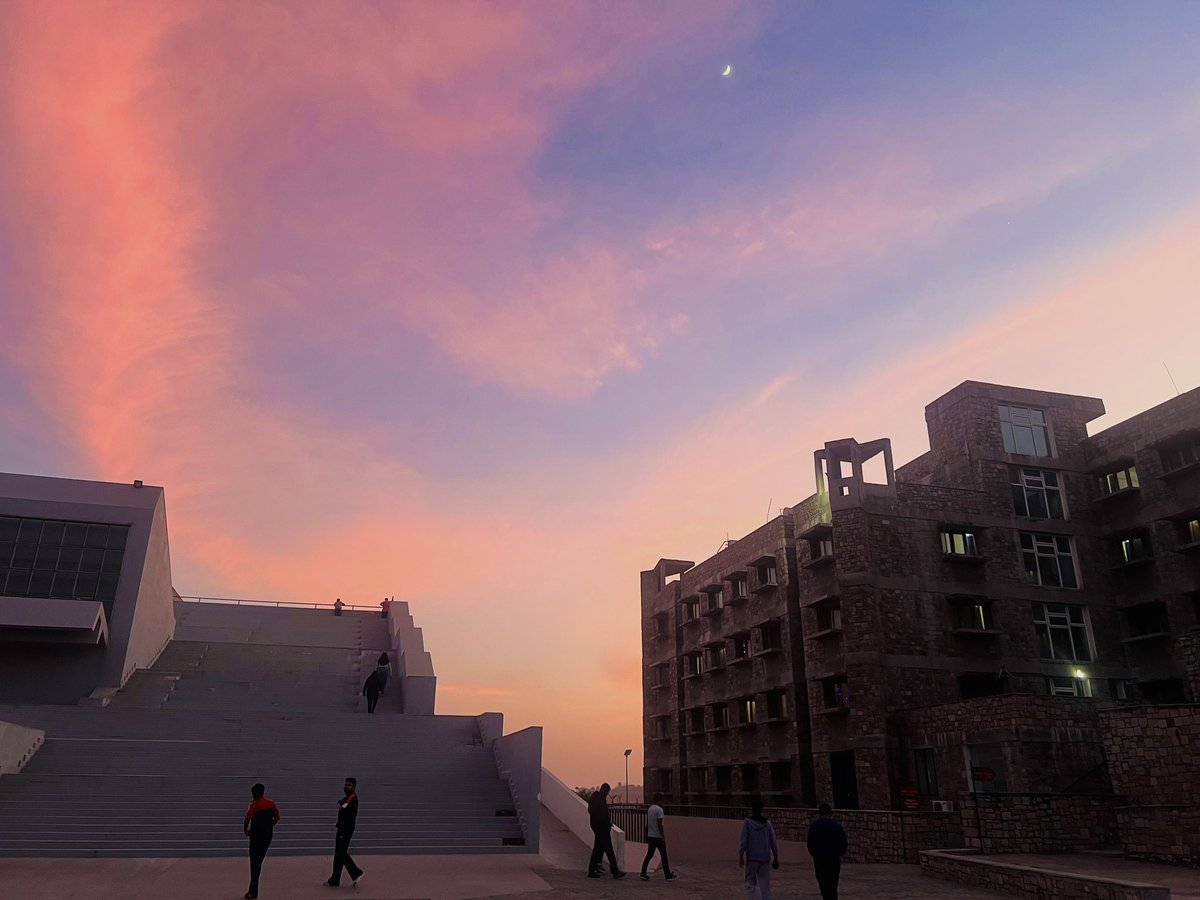 IIM_Udaipur's tweet photo. Winter skies painted in soft pink hues, casting a serene glow over the heart of #IIMUdaipur. Campus evenings have never felt more magical.
#UnstoppableWithIIMU #BuildingUTogether #IIMU #MBA #Winter #Sunset https://t.co/8Eww0E14jQ