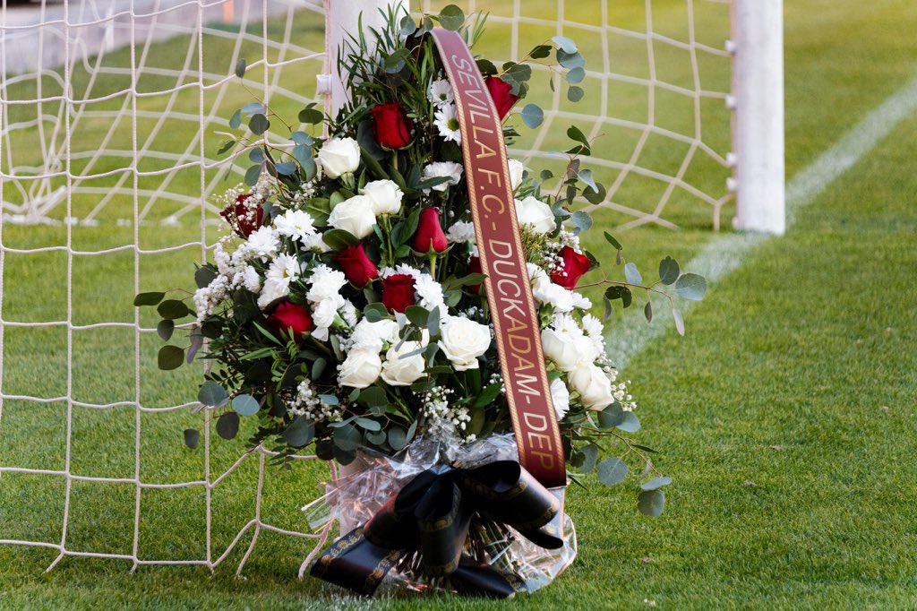 SevillaFC's tweet photo. 𝐄𝐫𝐨𝐮𝐥 𝐝𝐞 𝐥𝐚 𝐒𝐞𝐯𝐢𝐥𝐢𝐚 🇷🇴

In memoriam.

#Duckadam #WeareSevilla https://t.co/CwqL6ySOFs
