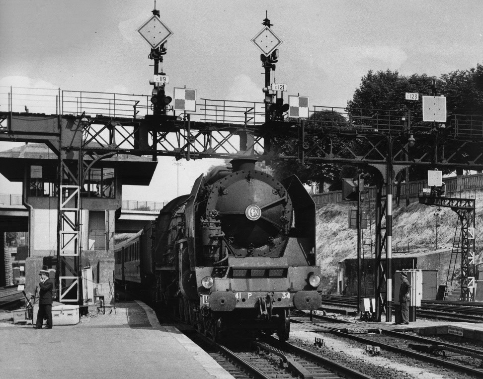 CheminsdeFerTC's tweet image. En 06-66, les =&amp;gt;#241P (déjà une 15zaine de messages consacrés ici à cette célèbre =&amp;gt;#vapeur) assurent encore le tronçon Bâle - =&amp;gt;#Chaumont (52) alors que la suite du trajet jusqu'à Paris-Est est confié à une diesel.
Auteur : Brian Stephenson, source : fr.pinterest.com