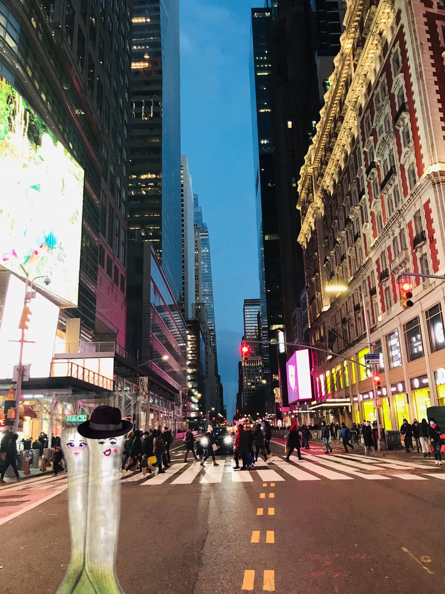 leeky_minaj's tweet photo. Walking down the street with my bestie 👠💄
#leeky #leekyminaj #memecoin https://t.co/dNulukEhef