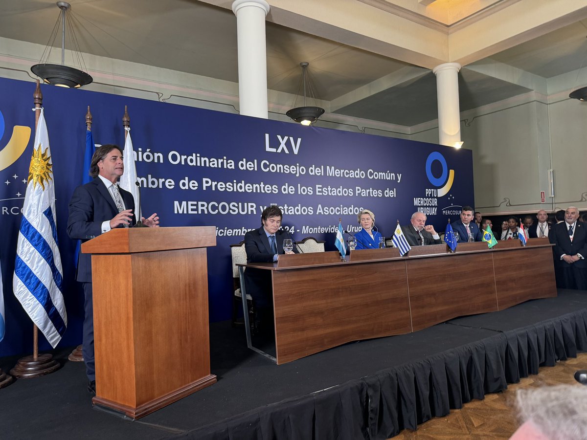 Acompañando a nuestro Presidente <a href="/LuisLacallePou/">Luis Lacalle Pou</a> que preside  cumbre del Mercosur con la tarea cumplida.  Acuerdo con la U.E, ingreso pleno de Bolivia e incorporación de Panamá como miembro asociado. <a href="/UruEnArgentina/">Embajada de Uruguay en Argentina 🇺🇾 🇦🇷</a>