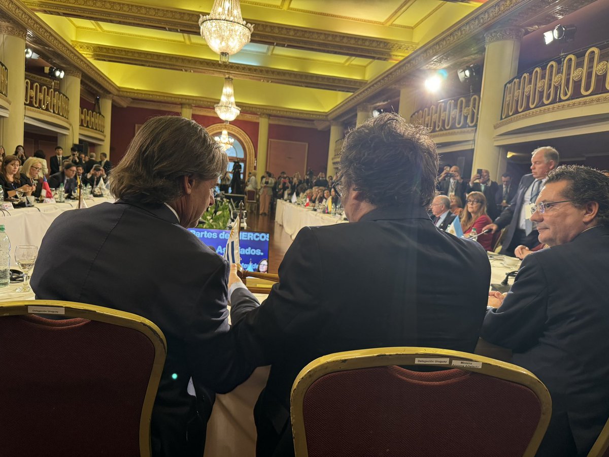 PajaroEnciso's tweet photo. Acompañando a nuestro Presidente @LuisLacallePou que preside  cumbre del Mercosur con la tarea cumplida.  Acuerdo con la U.E, ingreso pleno de Bolivia e incorporación de Panamá como miembro asociado. @UruEnArgentina https://t.co/xkv2JLdyVL