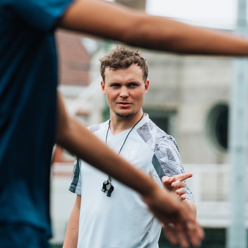 usldunkerque's tweet photo. Les U19 Nationaux se préparent pour un choc de taille face au @PSG_inside demain ! 💥

Le coach Jonas Vanschamelaout évoque le début de saison et la rencontre à venir 🗣️

#TeamUSLD