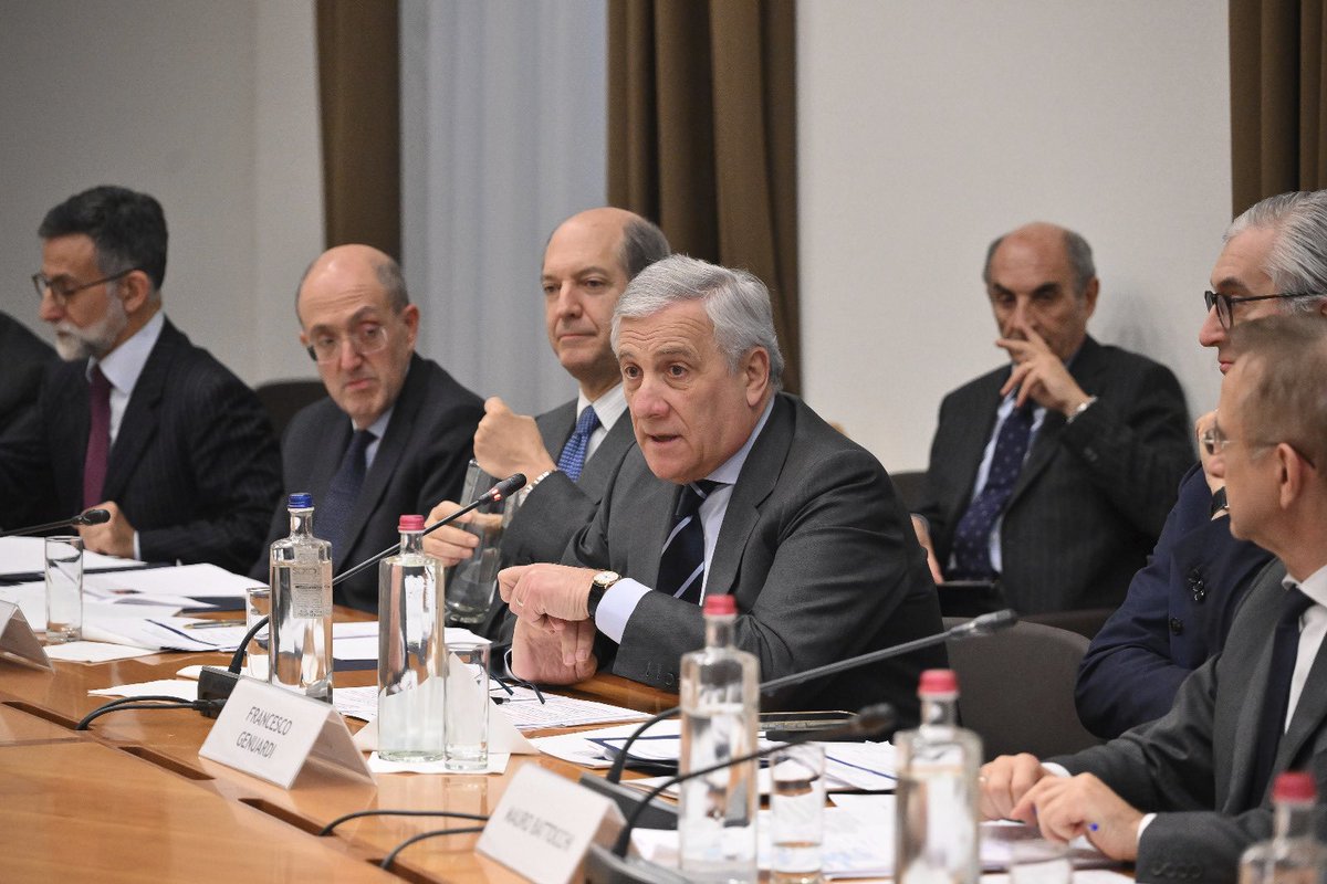 Antonio_Tajani's tweet photo. Alla Farnesina ho presieduto una riunione dedicata al sostegno per le imprese italiane in Russia. Aiutiamo il nostro settore imprenditoriale e bancario con risposte concrete attraverso un lavoro di squadra tra Istituzioni e le realtà produttive del territorio. https://t.co/UQP5KiVbzm