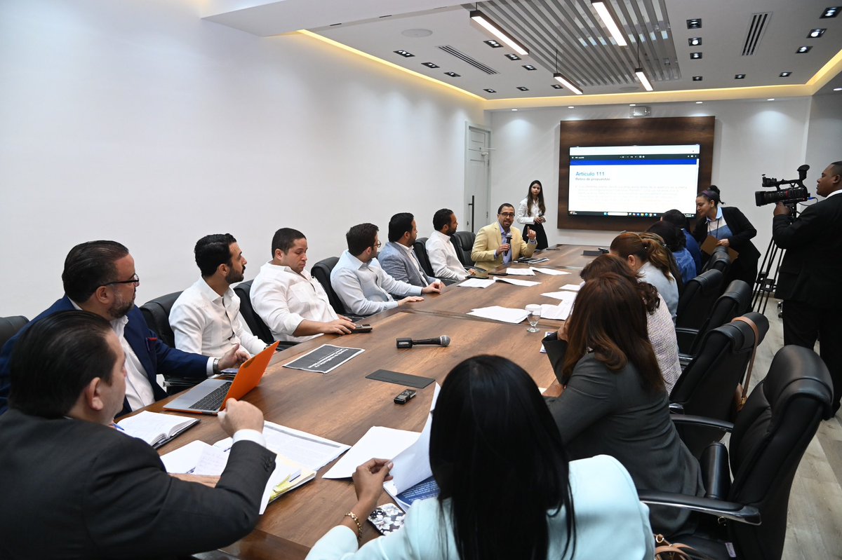Hoy temprano con la comisión especial de <a href="/DiputadosRD/">Cámara de Diputados de la República Dominicana</a> que tiene a cargo el análisis del proyecto de Ley de Contrataciones Públicas. La Asociación de Contratistas y Suplidores entregó y explicó un documento con valiosas observaciones y sugerencias para dicha pieza legislativa.