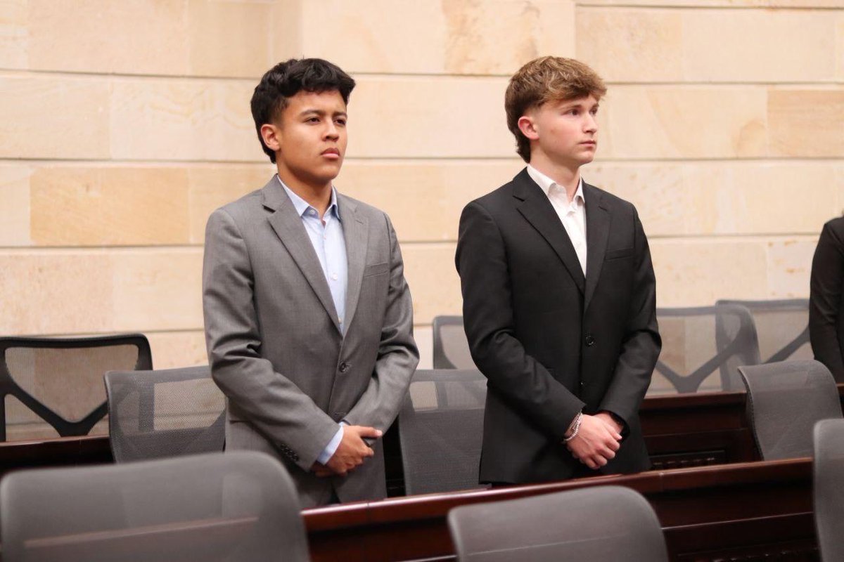 CCEERRCC's tweet photo. El pasado lunes 2 de diciembre, nuestros personeros, Duncan Valiente y Sergio Botina, representaron con orgullo y excelencia al Reyes Católicos en el Congreso de la República. Gracias a la gestión de la representante a la Cámara, @MirandaBogota quien les brindó esta oportunidad. https://t.co/O9BQcrqCSA