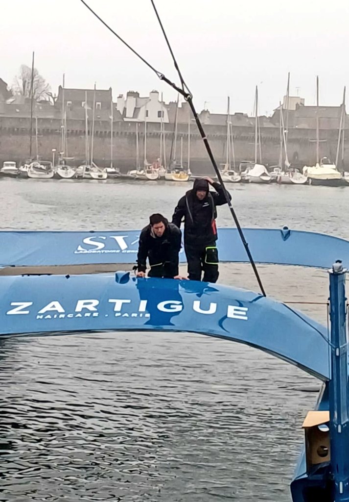 UltimBoat's tweet image. #Ultime #Ultim #PitStop
Toute l'équipe est à pied d'oeuvre à Concarneau  pour que le SVR Lazartigue soit à 100 % de ses capacités pour pouvoir se remettre en stand-by, pour une nouvelle tentative sur le  record du Trophée Jules Verne 
Photos : gwen_29sud
