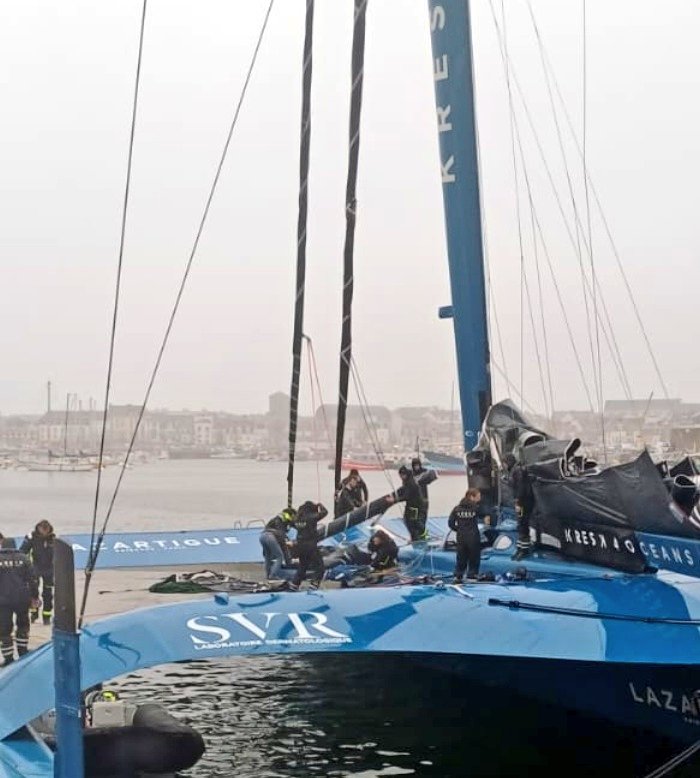 UltimBoat's tweet image. #Ultime #Ultim #PitStop
Toute l'équipe est à pied d'oeuvre à Concarneau  pour que le SVR Lazartigue soit à 100 % de ses capacités pour pouvoir se remettre en stand-by, pour une nouvelle tentative sur le  record du Trophée Jules Verne 
Photos : gwen_29sud