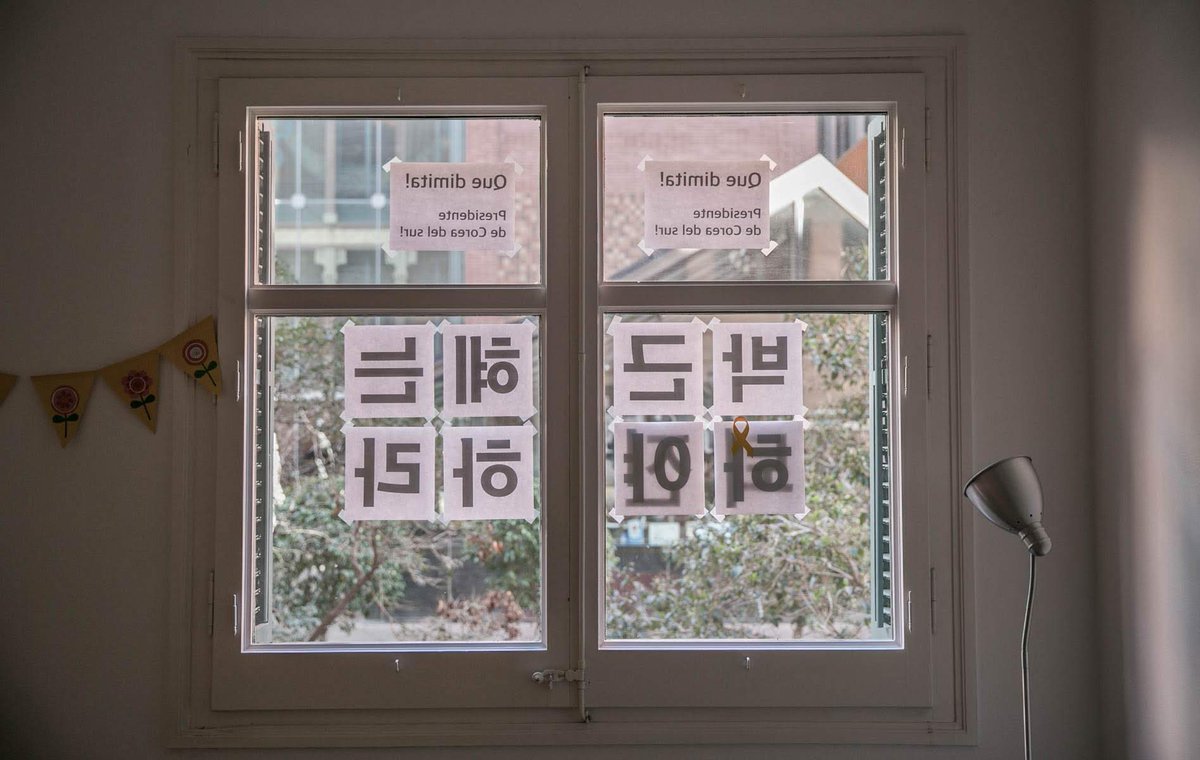 PlanBarcelona's tweet photo. 저희는 광화문 광장을 가로지른 컨테이너도 끝없는 촛불도 인터넷 뉴스로만 봤었거든요. 빚이 많아요. 마침내 내일 국회에서 만나요. 🙋🏻‍♀️ https://t.co/U9TvDdpBxD