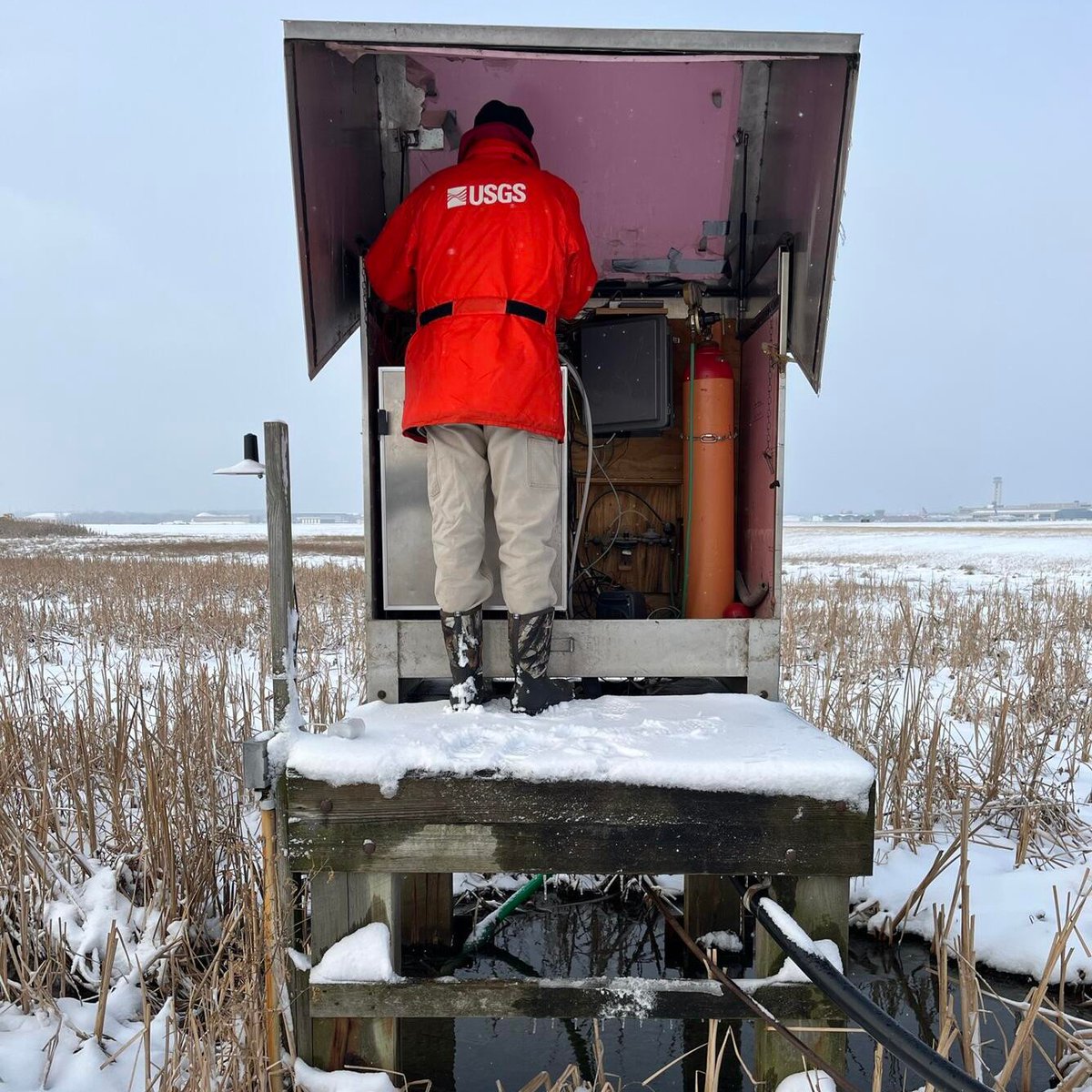 USGS_Water's tweet photo. #FieldPhotoFriday – A USGS hydrologist inspects equipment at streamgage 040871473 at Wilson Park Creek in Milwaukee, Wisconsin.
📈 Get data: https://t.co/iteuP3oorK
#WaterData #USGS #SnowyScience https://t.co/ayx0zaaiKS