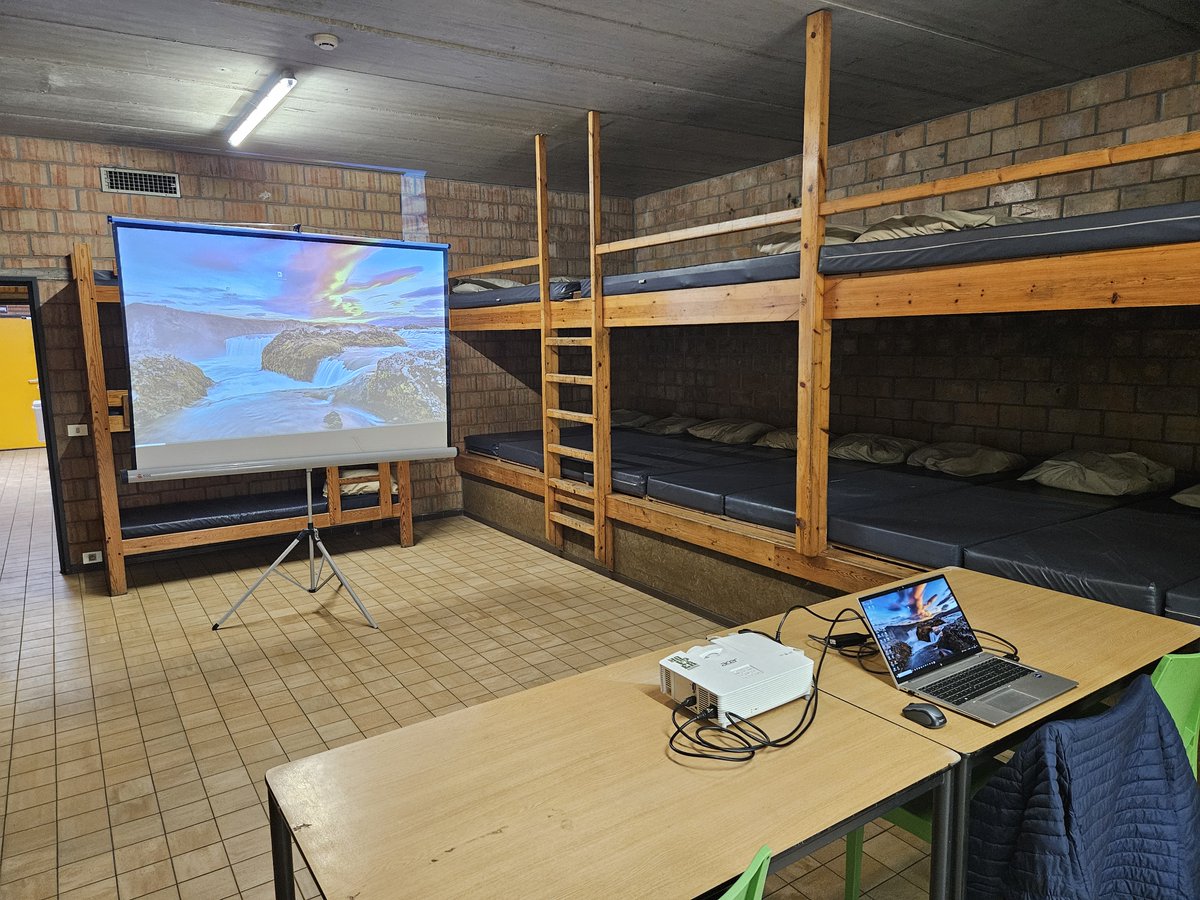 Enkele weken geleden waren we te gast bij Scouts en Gidsen Vlaanderen in Moerkensheide, om samen een presentatie van onze CEROS-applicatie voor te bereiden. De vergaderzalen bleken allemaal bezet, dus losten we dit op zoals alleen echte Scouts dit kunnen. 😊
#CEROS #4Dvision