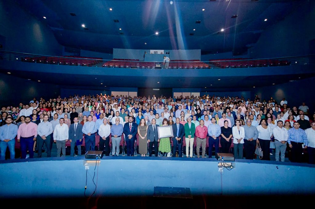 irenevalmore's tweet photo. Este Doctorado Honoris Causa sucedió en tierras de Pedro Páramo. La Universidad de Colima me alojó en Comala, donde se respira brisa de palabras. 

La comunidad universitaria preparó cada detalle con delicadísima originalidad y cariño.

@udec_oficial https://t.co/tbTh7NL3py