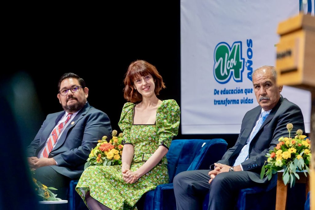 Este Doctorado Honoris Causa sucedió en tierras de Pedro Páramo. La Universidad de Colima me alojó en Comala, donde se respira brisa de palabras. 

La comunidad universitaria preparó cada detalle con delicadísima originalidad y cariño.

<a href="/udec_oficial/">Universidad de Colima</a>